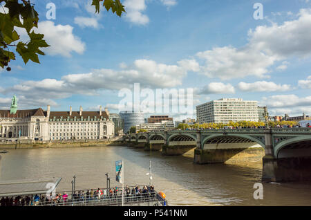 Londra Regno Unito, 12 ottobre 2017, bella e soleggiata giornata autunnale nelle grandi città, colorato all'aperto pomeriggio con ponte, sul fiume Tamigi e costruzione Foto Stock