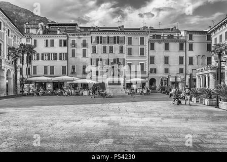 SALO, Italia - 1 giugno: Memoriale di guerra in Piazza della Vittoria, iconico square a Salo, Lago di Garda, Italia, 1 giugno 2014 Foto Stock