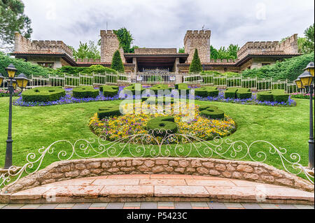 CASTELNUOVO DEL GARDA, Italia - 1 maggio: orologio panoramico giardino all'entrata del parco divertimenti di Gardaland, vicino al Lago di Garda, Italia, Maggio 1, 2018. Il parco di un Foto Stock