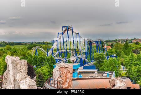 CASTELNUOVO DEL GARDA, Italia - 1 maggio: Rollercoaster dentro il parco divertimenti di Gardaland, vicino al Lago di Garda, Italia, Maggio 1, 2018. Il parco attira circa 3 m Foto Stock
