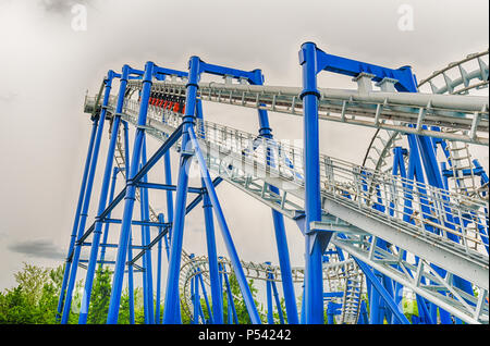 CASTELNUOVO DEL GARDA, Italia - 1 maggio: Rollercoaster dentro il parco divertimenti di Gardaland, vicino al Lago di Garda, Italia, Maggio 1, 2018. Il parco attira circa 3 m Foto Stock