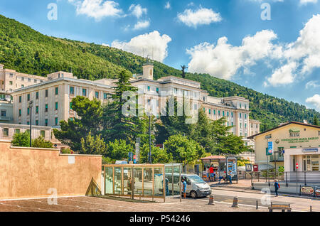 SAN GIOVANNI ROTONDO, Italia - 10 giugno: Casa Sollievo della Sofferenza, ospedale privato fondato nel 1956 da San Pio da Pietrelcina, situato a San gi Foto Stock