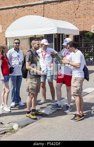 Nizhny Novgorod, Russia - 24 Giugno 2018: è una delle città della Coppa del Mondo 2018 in Russia. I volontari aiutano tifosi stranieri Foto Stock