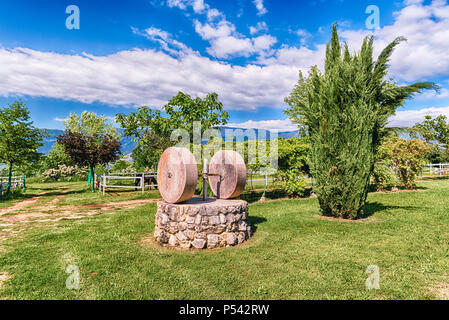 Antico frantoio con due macine in campagna Foto Stock