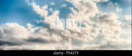 Drammatico il cielo blu con nuvole scenic texture con copia spazio, può essere utilizzato come sfondo Foto Stock