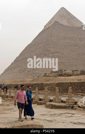 Turisti visitano la piramide di Khafre (Chephren), il secondo più alto delle piramidi egiziane di Giza, e la tomba del faraone Khafre. Foto Stock