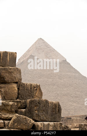 La piramide di Khafre (Chephren), il secondo più alto delle piramidi egiziane di Giza e le pietre della piramide di Khufu (Cheope). Foto Stock