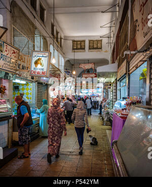 CASABLANCA, Marocco - circa aprile 2017: la gente al mercato di Casablanca Foto Stock