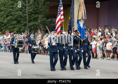 Indianapolis, Indiana, Stati Uniti d'America - 26 maggio 2018, membri della US Air Force portano la bandiera americana a Indy 500 Parade Foto Stock