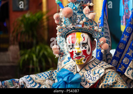 Chongqing Cina - 13 Giugno 2018 : Uomo con opera cinese tradizionale costume e make-up in CiQiKou strada turistica Foto Stock