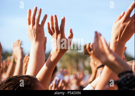 Affollate di persone le mani fino a un tempo di giorno di concerto. Foto Stock