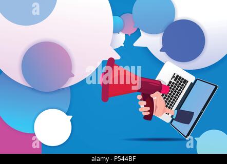 Laptop tenere in mano megafono nuova idea di supporto chat su sfondo di bolle, tirando concetto flat Illustrazione Vettoriale