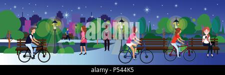 Pubblica il parco di notte mix gara gente seduta relax panca in legno all'esterno Passeggiate Ciclismo in esecuzione del prato verde di alberi in città edifici sfondo modello banner piatta Illustrazione Vettoriale