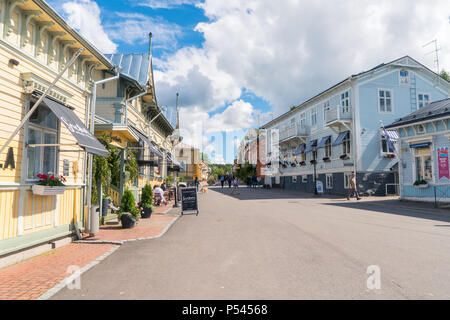 NAANTALI, Finlandia - 23/6/2018: la strada principale della città vecchia di Naantali Foto Stock