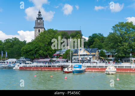 NAANTALI, Finlandia - 23/6/2018: La piccola barca porto e Naantali chiesa al giorno d'estate e di sole Foto Stock