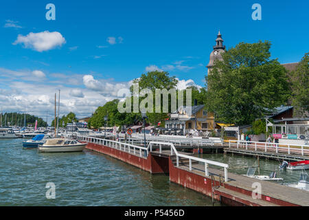 NAANTALI, Finlandia - 23/6/2018: La piccola barca porto e Naantali chiesa al giorno d'estate e di sole Foto Stock