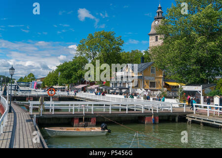 NAANTALI, Finlandia - 23/6/2018: La piccola barca porto e Naantali chiesa al giorno d'estate e di sole Foto Stock