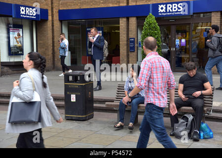 La gente a piedi passato il ramo della Royal Bank of Scotland bank vicino all'angelo, Islington, Londra Nord. Foto Stock