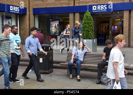 La gente a piedi passato il ramo della Royal Bank of Scotland bank vicino all'angelo, Islington, Londra Nord. Foto Stock