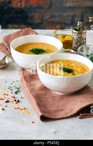 Lenticchia e zuppa di bulgur purea in una ciotola bianco su una pietra bianca ba Foto Stock