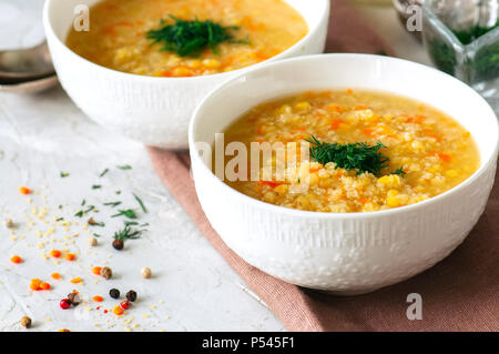 Lenticchia e zuppa di bulgur purea in una ciotola bianco su una pietra bianca ba Foto Stock