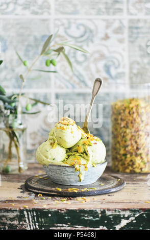 Ciotola di pistacchio gelato Foto Stock