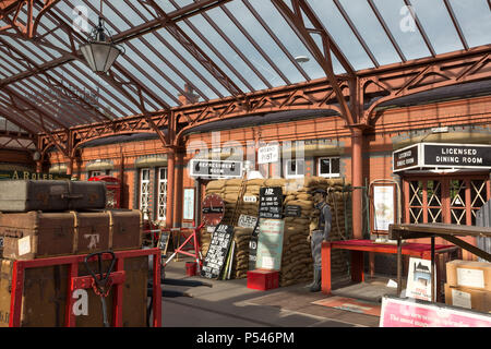 Foyer vista in Severn Valley Railway della stazione a Kidderminster. Periodo artefatti sul display come questo patrimonio azienda ferroviaria si prepara per la sua 1940s'evento. Foto Stock