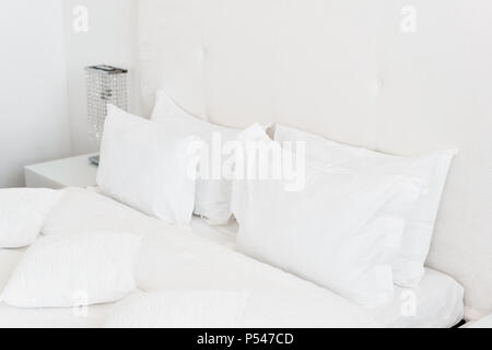 Moderna camera da letto matrimoniale. Confortevole e morbido bianco cuscini  sul letto. Nelle stanze di un appartamento o hotel Foto stock - Alamy