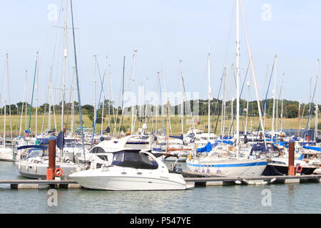 Paesaggi costieri - Burnham Yacht Marina sulla giornata estiva, Giugno 2018. Foto Stock