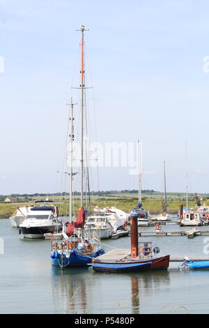 Paesaggi costieri - montante delle colorate yacht riflessa sulla superficie delle acque a Burnham Yacht Marina. Estate, 2018. Essex, Gran Bretagna. Foto Stock