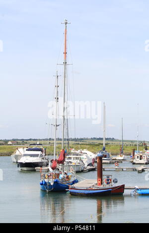 Paesaggi costieri - montante delle colorate yacht riflessa sulla superficie delle acque a Burnham Yacht Marina. Estate, 2018. Essex, Gran Bretagna. Foto Stock