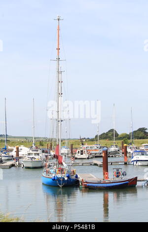 Paesaggi costieri - montante delle colorate yacht riflessa sulla superficie delle acque a Burnham Yacht Marina. Estate, 2018. Essex, Gran Bretagna. Foto Stock