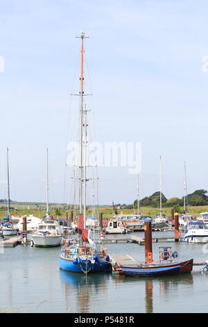 Paesaggi costieri - montante delle colorate yacht riflessa sulla superficie delle acque a Burnham Yacht Marina. Estate, 2018. Essex, Gran Bretagna. Foto Stock