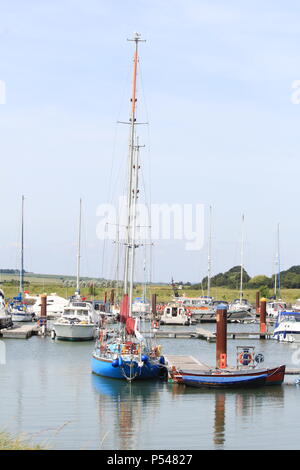 Paesaggi costieri - montante delle colorate yacht riflessa sulla superficie delle acque a Burnham Yacht Marina. Estate, 2018. Essex, Gran Bretagna. Foto Stock