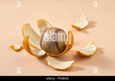 Palla da baseball giace sulle scorze di agrumi Foto Stock