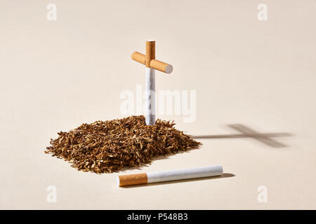 Tomba di tabacco con croce di sigaretta Foto Stock
