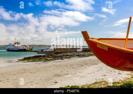 La scalo a Baile Mor con il 'Loch Buie' ferry portando i turisti a isola delle Ebridi di Iona, Argyll and Bute, Scotland, Regno Unito Foto Stock