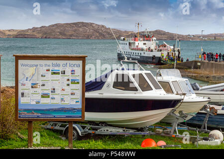 La scalo a Baile Mor con il 'Loch Buie' ferry portando i turisti a isola delle Ebridi di Iona, Argyll and Bute, Scotland, Regno Unito Foto Stock