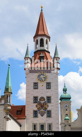 Campanile torre dell orologio di Monaco di Baviera vecchio municipio edificio comunale sulla centrale piazza Marienplatz Foto Stock