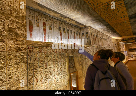 All'interno della tomba di Ramses III nella Valle dei Re, Tebe, Luxor, Egitto, Africa Foto Stock