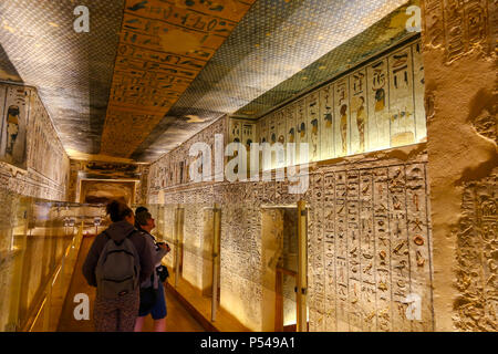 All'interno della tomba di Ramses III nella Valle dei Re, Tebe, Luxor, Egitto, Africa Foto Stock