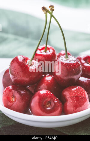 Concetto di estate Wet fresche Ciliege rosse pronto a mangiare Foto Stock