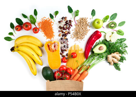 Cibo sano e background. Una sana alimentazione vegetariana in sacchetto di carta pasta, verdure e frutti su bianco vista dall'alto. Shopping Il concetto di cibo Foto Stock