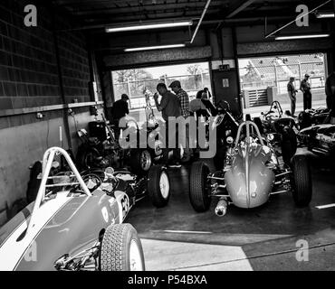 Un gruppo di vetture da corsa ai box di Donnington Park Race Track Foto Stock