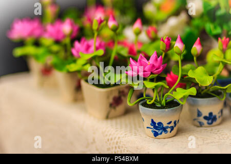 Carino rosa artificiale fiori di Loto o Ninfea Bianca. Artificiale di fiore di loto, argilla fatti a mano fiore di loto con foglia verde e rosa petalo, DIY prodotto d'arte Foto Stock