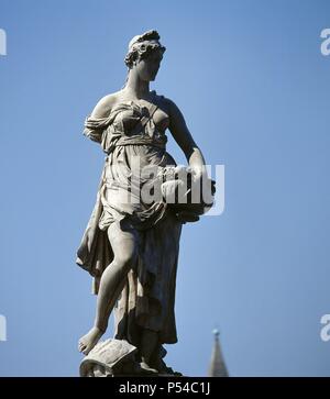 ARTE BARROCO. ITALIA. Vista generale de n.a. de Las cuatro estatuas originales del siglo XVIII que decoran la entrada del ponte a SANTA TRINITA. Rappresentanouna n.a. de Las cuatro estaciones: "LA PRIMAVERA". FLORENCIA. La Toscana. Foto Stock