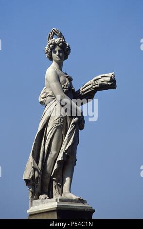 ARTE BARROCO. ITALIA. Vista generale de n.a. de Las cuatro estatuas originales del siglo XVIII que decoran la entrada del ponte a SANTA TRINITA. Rappresentanouna n.a. de Las cuatro estaciones: 'EL VERANO'. FLORENCIA. La Toscana. Foto Stock