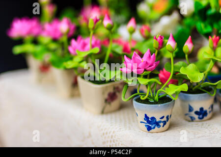 Carino rosa artificiale fiori di Loto o Ninfea Bianca. Artificiale di fiore di loto, argilla fatti a mano fiore di loto con foglia verde e rosa petalo, DIY prodotto d'arte Foto Stock