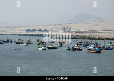 Città e barche da pesca, Salaverry, Trujillo, Perú Foto Stock