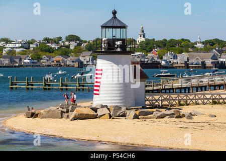 Brant Point Lighthouse protegge i naviganti entrando in Nantucket Harbour su Nantucket Island. Foto Stock